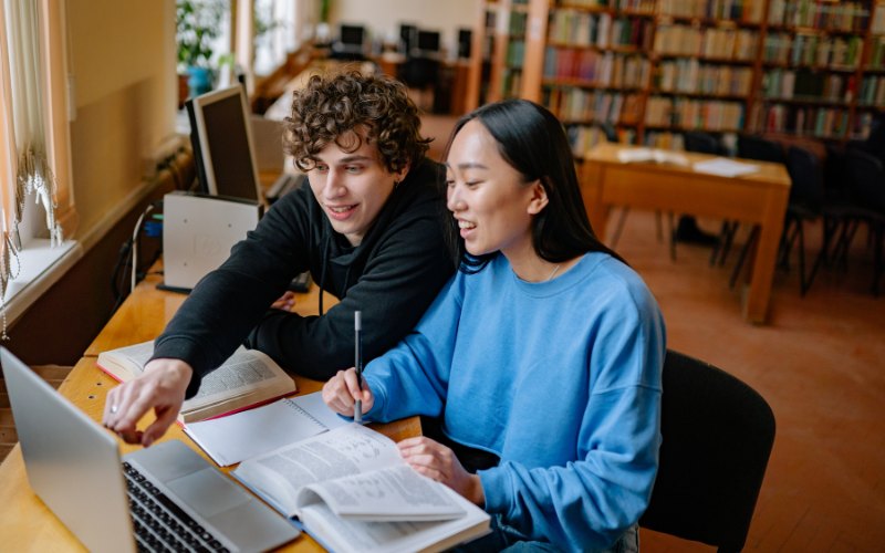 学生が資料を見ながら留学について話し合うイメージ