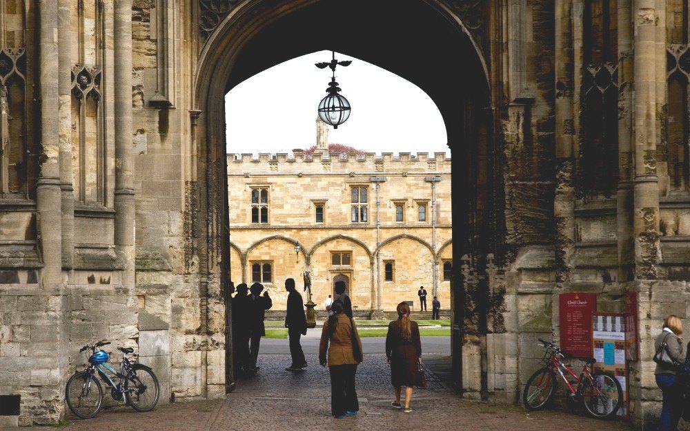 英国オックスフォードの歴史ある大学のアーチと中庭
