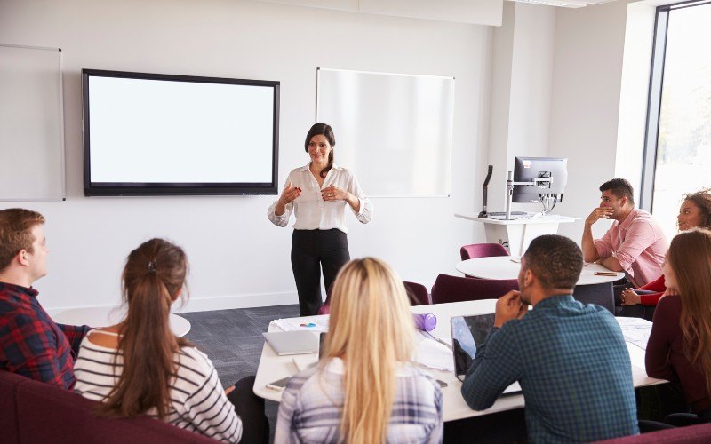 語学クラスで講師と学生が英語を学ぶ様子