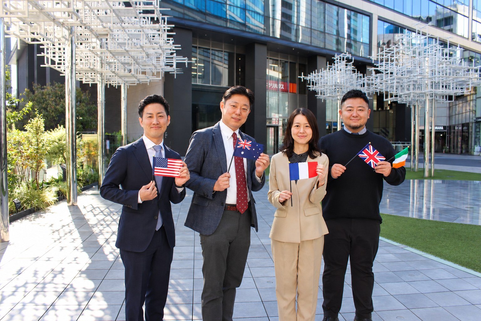 渋谷サクラステージ前のアフィニティ留学スタッフ4名